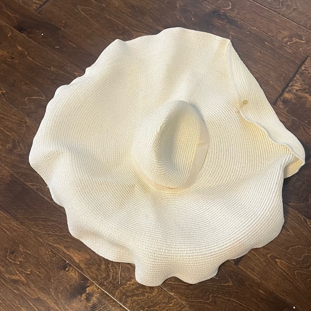 AKIRA Cream Textured Hat
